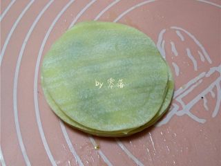 10、快手葱油饼,再次铺上饺子皮;