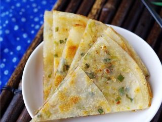 13、快手葱油饼,程序结束后,将煎饼取出,切块即可食用。