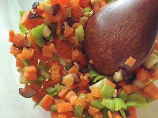 4、小芽早餐-培根鸡蛋彩蔬玛芬,锅中放少许橄榄油，倒入彩色蔬菜（可以根据自己喜欢调整种类哈），加入少许盐和黑胡椒，中火炒至稍稍变色即可