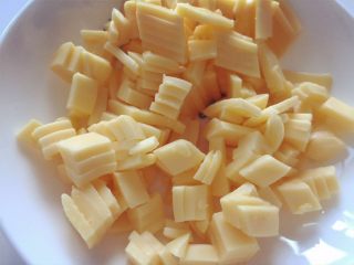 5、小芽早餐-培根鸡蛋彩蔬玛芬,将百吉福芝士切碎备用。此时可以预热烤箱，180度10分钟