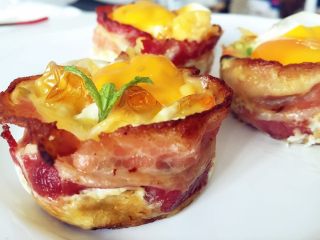 10、小芽早餐-培根鸡蛋彩蔬玛芬,稍加冷却后装盘即可享用