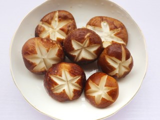 2、香菇玉米胡萝卜排骨汤,香菇盐水洗净切花刀。