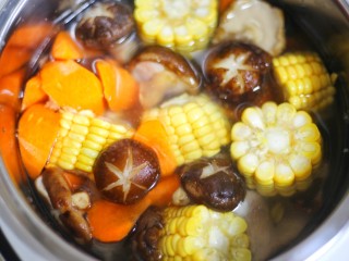 13、香菇玉米胡萝卜排骨汤,加入没过食材的水，开启煲汤模式。