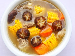 14、香菇玉米胡萝卜排骨汤,出锅前撒盐。