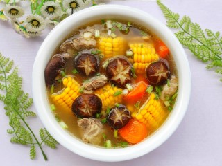 16、香菇玉米胡萝卜排骨汤,超级鲜香，营养美味的香菇玉米胡萝卜排骨汤。喝汤有益健康，记得经常炖给家人喝。