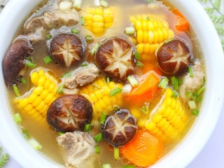 17、香菇玉米胡萝卜排骨汤,连喝三碗都不够。