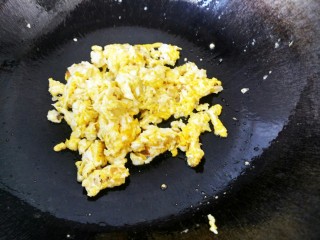 6、不甘平凡的番茄炒蛋,迅速用筷子将鸡蛋打散，煸至蛋液凝固，盛出备用。