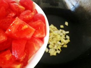 7、不甘平凡的番茄炒蛋,另起锅，下入剩余的洋葱碎，爆香后倒入西红柿煸炒。