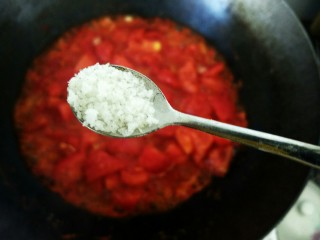 8、不甘平凡的番茄炒蛋,煸炒一分钟，炒出西红柿的红油后，加入一茶匙盐。