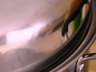 4、清蒸鲈鱼——蒸鱼好吃又不腥的小秘密都在这里了,移入蒸锅，沸水蒸8分钟