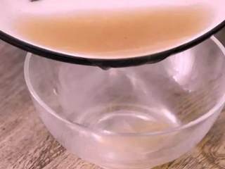 5、清蒸鲈鱼——蒸鱼好吃又不腥的小秘密都在这里了,蒸熟后，将盘内汤汁倒出