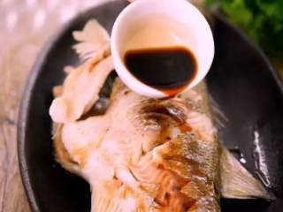 6、清蒸鲈鱼——蒸鱼好吃又不腥的小秘密都在这里了,淋上蒸鱼豉油、撒上葱丝