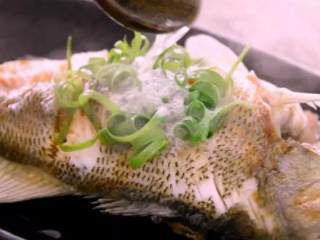 7、清蒸鲈鱼——蒸鱼好吃又不腥的小秘密都在这里了,再淋一勺热油即可