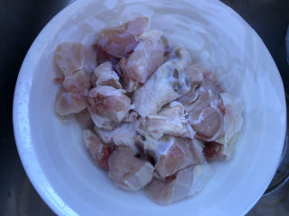 1、鸡腿炖蘑菇,鸡腿剁块冷水漂洗干净。