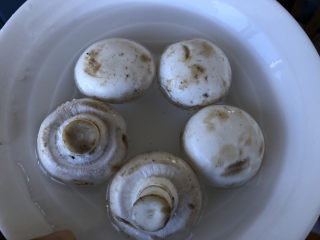 3、鸡腿炖蘑菇,蘑菇加点盐浸泡清洗干净。