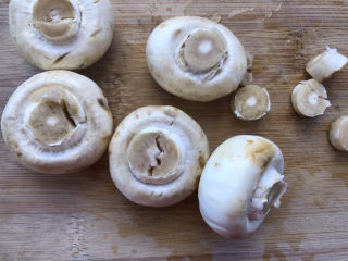 4、鸡腿炖蘑菇,沥干水分后，每个都去除蒂部。