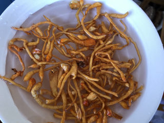 5、鸡腿炖蘑菇,蛹虫草也是水里加点盐浸泡冲洗干净。