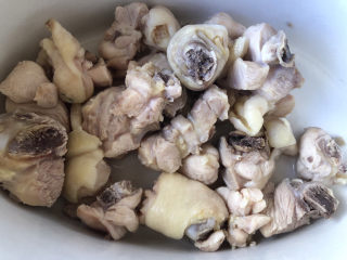 8、鸡腿炖蘑菇,全部捞出来备用。