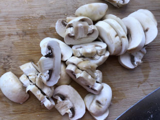 12、鸡腿炖蘑菇,全部切成片状待用。