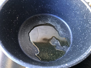 9、鸡腿炖蘑菇,油锅倒入油烧热。