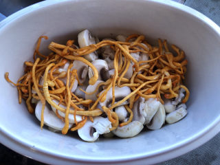 13、鸡腿炖蘑菇,把蘑菇和蛹虫草都放入炖锅。