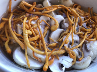 14、鸡腿炖蘑菇,倒入矿泉水，没过食材即可。