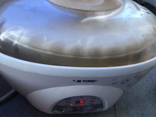 16、鸡腿炖蘑菇,盖好开始炖，定时1.5小时。