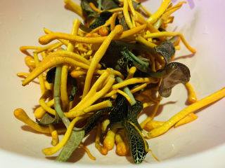 4、虫草花乌鸡汤,摘去金线莲根部和虫草花带有黑色的部分；