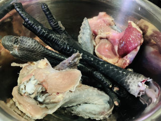 7、虫草花乌鸡汤,切块；