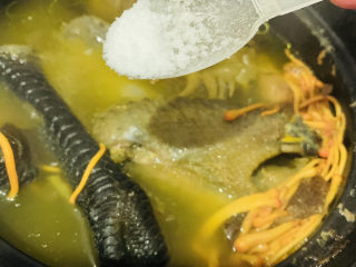 15、虫草花乌鸡汤,加少许盐，出锅；