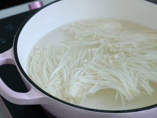 1、酸汤牛肉,把金针菇洗净后烧水焯熟