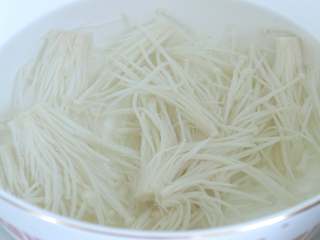 2、酸汤牛肉,捞出备用