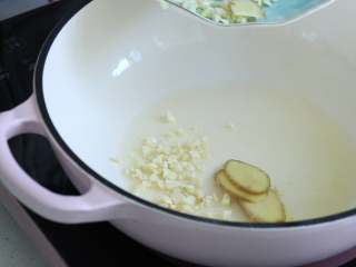 4、酸汤牛肉,放入蒜末，姜片炒香