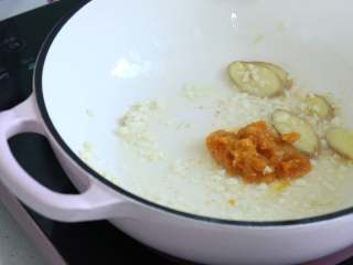 5、酸汤牛肉,再放入黄灯笼辣椒酱炒香