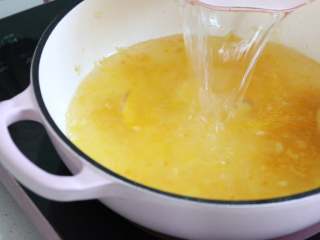 6、酸汤牛肉,加入适量的清水烧开