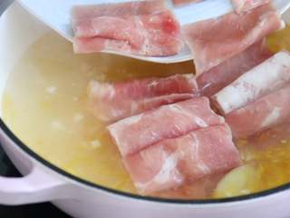 7、酸汤牛肉,放入牛肉片