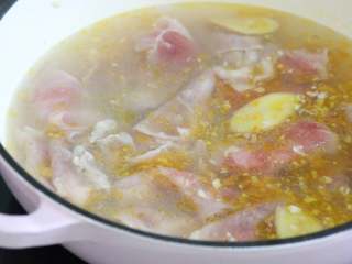 8、酸汤牛肉,将肉煮熟