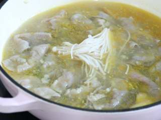 11、酸汤牛肉,放入提前焯熟的金针菇