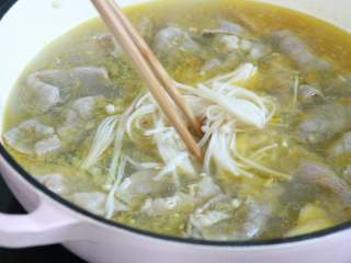 12、酸汤牛肉,搅拌一下