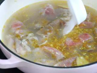 10、酸汤牛肉,倒入食盐