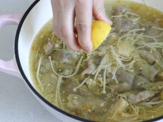 13、酸汤牛肉,再加入点柠檬汁调味