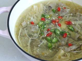 14、酸汤牛肉,放上些小米辣