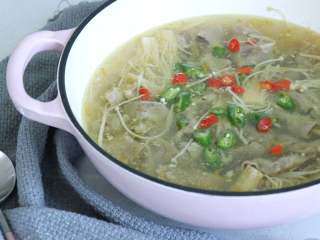 15、酸汤牛肉,酸酸辣辣的，让人忍不住流口水的酸辣牛肉就做好了????????