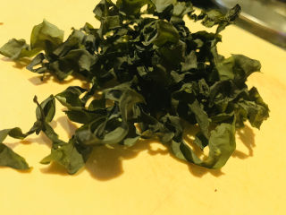 6、海带豆腐汤,海带取出适量；