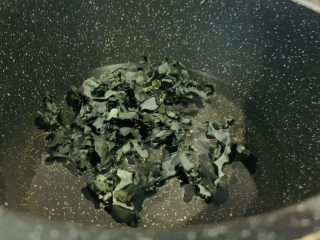 7、海带豆腐汤,锅里加适量清水，直接加入海带，我这是免洗免泡海带；