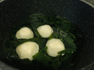 8、海带豆腐汤,加鱼丸；