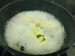 11、海带豆腐汤,再煮一会；