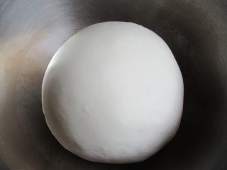 1、小丑趣味早餐 ,我们先来做准备工作，如果家里有现成的包子，可以忽略这步。先用微温的水将酵母粉泡5分钟，然后倒入面粉中和成面团盖上保鲜膜发酵至原来的两倍大
