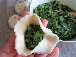 2、小丑趣味早餐 ,发酵好的面团放在案板上揉一揉排气，放5分钟，然后分成小剂子，包上提前准备好的馅料，撮成包子形状