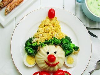 11、小丑趣味早餐 ,把摆盘和稀饭，炒菜摆好